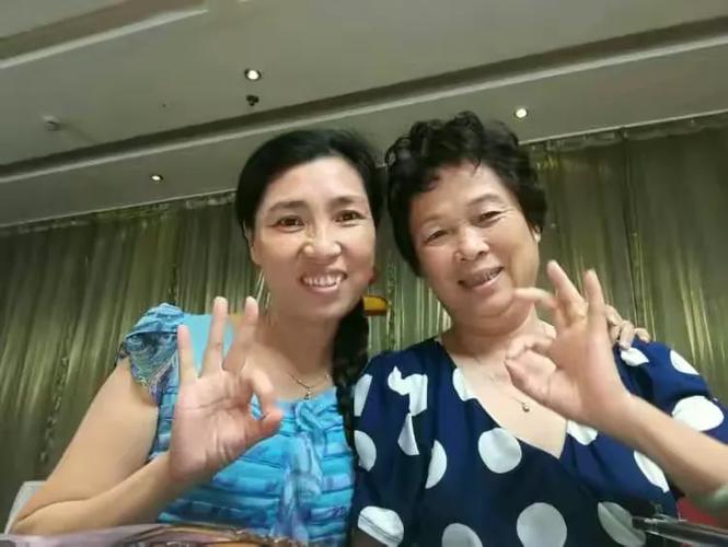 红叶浓时,相约聚首,欢声笑语,开怀畅饮,倩映留念,桃花依旧,情如流水,